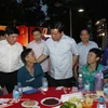 Bí thư Thành ủy Thành phố Hồ Chí Minh Đinh La Thăng thăm hỏi công nhân. (Ảnh: Phương Vy/TTXVN)