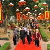 Ngày Thơ Việt Nam thu hút đông đảo khách trong và ngoài nước tới thưởng lãm. (Ảnh: Minh Đức/TTXVN)