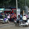 Cảnh xếp hàng chờ rút tiền tại các cây ATM trên đường Hòa Lạc, thị trấn Xuân Mai, Hà Nội. (Ảnh: Ngọc Hà/TTXVN)
