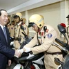 Chủ tịch nước Trần Đại Quang với các chiến sỹ Cảnh sát giao thông đang chuẩn bị lên đường làm nhiệm vụ. (Ảnh: Nhan Sáng/TTXVN)
