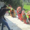 Thanh niên dân tộc Nùng, xã Hải Yến, huyện Cao Lộc học múa sư tử. (Nguồn: baolangson.vn)