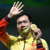 Hoàng Xuân Vinh trên bục chiến thắng sau tấm huy chương Vàng 10m súng ngắn hơi, xác lập kỷ lục mới tại Olympic Rio 2016. (Nguồn: Reuters)