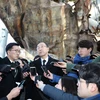 Cựu Tổng thư ký Liên hợp quốc Ban Ki-moon (giữa) trả lời báo giới tại Pyeongtaek, cách thủ đô Seoul 70km về phía Nam. (Nguồn: YONHAP/TTXVN)