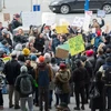 Người dân Mỹ biểu tình phản đối sắc lệnh cấm người tị nạn nhập cảnh của tân Tổng thống Mỹ tại sân bay quốc tế John Kennedy ở New York. (Nguồn: AFP/TTXVN)