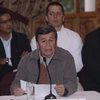 Trưởng đoàn đàm phán của ELN Pablo Beltran (giữa) trong cuộc họp báo ở Quito ngày 18/1. (Nguồn: AFP/TTXVN)