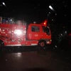 Xe chữa cháy đến hiện trường để dập lửa. (Ảnh: Nguyễn Sơn/TTXVN)