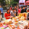 Phố Sách Xuân Đinh Dậu thu hút đông đảo người dân tới xem và mua sách. (Ảnh: Minh Đức/TTXVN)