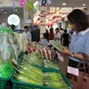 Người dân đi mua sắm tại siêu thị Saigon Co.opmart. (Ảnh: Thanh Vũ/TTXVN)