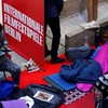 Người hâm mộ cắm trại suốt đêm chờ mua vé Liên hoan phim Berlin. (Nguồn: Reuters)