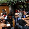 Thẩm phán Hamilton Castro trả lời báo giới sau khi khám xét nhà riêng của cựu Tổng thống Peru Alejandro Toledo ở Lima. (Nguồn: AFP/TTXVN)