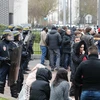 Cảnh sát chống bạo động Pháp tăng cường an ninh khi người dân tham gia biểu tình ở Aulnay-sous-Bois. (Nguồn: AFP/TTXVN)