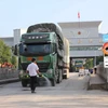 Phun thuốc khử trùng cho các phương tiện xuất nhập khẩu hàng hóa qua cửa khẩu quốc tế Tà Lùng, huyện Phục Hòa. (Ảnh: Quân Trang/TTXVN)