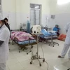 Các bác sỹ, y tá tại Bệnh viện Đa khoa Hoàng Su Phì thăm khám các nạn nhân. (Ảnh: Minh Tâm/TTXVN)