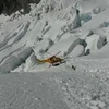 Trực thăng cứu hộ chuyển thi thể các nạn nhân xuống núi. (Nguồn: La Reppublica)