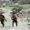 Lực lượng an ninh Afghanistan tuần tra trong một chiến dịch chống phiến quân của tổ chức IS ở tỉnh Nangarhar. (Nguồn: AFP/TTXVN)