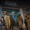 Lực lượng an ninh Pakistan gác tại lối vào một bệnh viện ở thị trấn Sehwan. (Nguồn: AFP/TTXVN)