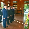 Thủ tướng Nguyễn Xuân Phúc đến dâng hương tưởng niệm Chủ tịch Hồ Chí Minh tại Khu Di tích Quốc gia đặc biệt Kim Liên. (Ảnh: Thống Nhất/TTXVN)