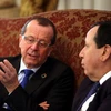 Đặc phái viên của Liên hợp quốc tại Libya Martin Kobler (trái) và Ngoại trưởng Tunisia Khémaies Jhinaoui (phải) tại cuộc gặp về tình hình ở Libya, tại Cairo, Ai Cập. (Nguồn: EPA/TTXVN)