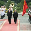 Chủ tịch nước Trần Đại Quang và Nhà vua Nhật Bản Akihito duyệt Đội danh dự Quân đội Nhân dân Việt Nam. (Ảnh: Nguyễn Dân/TTXVN)