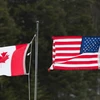 Quốc kỳ Canada và Mỹ tại khu vực biên giới Mỹ-Canada. (Nguồn: AFP/TTXVN)