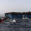 Người di cư chờ được cứu trên Địa Trung Hải ở ngoài khơi Libya. (Nguồn: AFP/TTXVN)