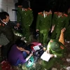 Lực lượng chức năng tỉnh Lào Cai khám nghiệm hiện trường và điều tra nguyên nhân vụ tai nạn. (Ảnh: Hương Thu/TTXVN)