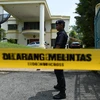 Cảnh sát Hoàng gia Malaysia giám sát lối vào chính của Đại sứ quán Triều Tiên ở Kuala Lumpur để ngăn công dân Triều Tiên rời khỏi nước này. (Nguồn: AFP/TTXVN)