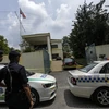 Cảnh sát Malaysia phong tỏa lối vào Đại sứ quán Triều Tiên ở Kuala Lumpur để cấm các phương tiện rời khỏi khu vực này. (Nguồn: EPA/TTXVN)
