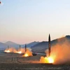 Bốn tên lửa đạn đạo của Triều Tiên được phóng thử trong cuộc diễn tập quân sự của các đơn vị pháo binh Hwasong. (Nguồn: YONHAP/TTXVN)