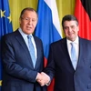 Ngoại trưởng Nga Sergei Lavrov (trái) và người đồng cấp Đức Sigmar Gabriel (phải) tại cuộc gặp ở Bonn, Đức ngày 16/2. (Nguồn: AFP/TTXVN)
