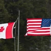 Quốc kỳ Canada và Mỹ tại khu vực biên giới. (Nguồn: AFP/TTXVN)