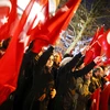 Người Thổ Nhĩ Kỳ ở Hà Lan biểu tình bên ngoài lãnh sự quán Thổ Nhĩ Kỳ ở Rotterdam. (Nguồn: AFP/TTXVN)