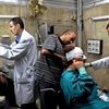 Các bác sỹ điều trị cho những nạn nhân bị thương trong một vụ nổ ở quận trung tâm Marjeh, Damascus, Syria. (Nguồn: SANA)