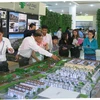 Người dân đến tìm hiểu dự án nhà ở Midori Park tại Trung tâm thành phố mới tỉnh Bình Dương. (Ảnh: Hải Âu/TTXVN)