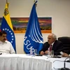 Tổng thống Venezuela Nicolas Maduro (trái) trong cuộc đối thoại với đại diện phe đối lập ở thủ đô Caracas. (Nguồn: EPA/TTXVN)