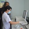 Bác sỹ Bệnh viện Ung bướu Đà Nẵng thao tác máy xét nghiệm đột biến cho bệnh nhân ung thư phổi không tế bào nhỏ. (Ảnh: Đinh Văn Nhiều/TTXVN)