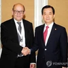 Bộ trưởng Quốc phòng Hàn Quốc Han Min-koo và người đồng cấp Jean-Yves Le Drian trong một cuộc gặp. (Nguồn: Yonhap)