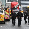 Cảnh sát Anh phong tỏa hiện trường vụ tấn công bên ngoài tòa nhà Quốc hội ở London. (Nguồn: EPA/TTXVN)