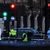 Cảnh sát Anh điều tra tại hiện trường vụ tấn công bên ngoài tòa nhà Quốc hội ở London. (Nguồn: AFP/TTXVN)