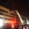 Lực lượng cứu hỏa được huy động để dập tắt đám cháy. (Nguồn: dhakatribune.com)