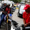 Người dân Venezuela xếp hàng dài mua xăng. (Nguồn: Reuters)