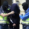 Cảnh sát Tây Ban Nha bắt giữ các đối tượng trong chiến dịch tại Valencia. (Nguồn: AFP/TTXVN)
