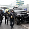 Cảnh sát Pháp làm nhiệm vụ tại sân bay Orly. (Nguồn: AFP/TTXVN)