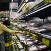 Nhân viên dỡ các gói thịt nhập khẩu từ Brazil xuống khỏi các kệ trong một siêu thị ở Hong Kong (Trung Quốc). (Nguồn: AFP/TTXVN)