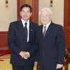 Tổng Bí thư Nguyễn Phú Trọng tiếp Đô trưởng Thủ đô Vientiane Sinlavong Khoutphaythoune. (Ảnh: Lâm Khánh/TTXVN)