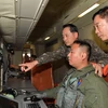 Tư lệnh Hải quân Hàn Quốc Um Hyun-seong (trái) thị sát cuộc tập trận đối phó với tên lửa Triều Tiên. (Nguồn: YONHAP/TTXVN)