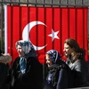 Công dân Thổ Nhĩ Kỳ sống ở Đức xếp hàng ngoài lãnh sự quán Thổ Nhĩ Kỳ ở Berlin để bỏ phiếu trong cuộc trưng cầu dân ý. (Nguồn: Getty Images)