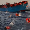 Người di cư được lực lượng cứu hộ cứu sau khi tàu của họ bị đắm tại Biển Địa Trung Hải. (Nguồn: AP/TTXVN)