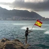 Một ngư dân cầm cờ Tây Ban Nha trong một cuộc biểu tình ở Vịnh Gibraltar. (Nguồn: AFP)