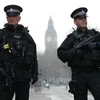 Cảnh sát gác bên ngoài tòa nhà Quốc hội Anh ở London sau vụ tấn công khủng bố. (Nguồn: AFP/TTXVN)